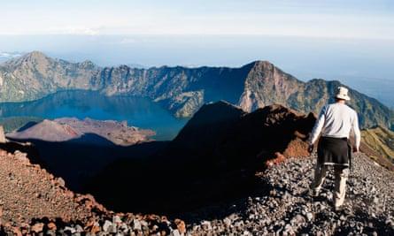Tourist walking around the crater rim at the 3726m summit of Gunng Rinjani volcano