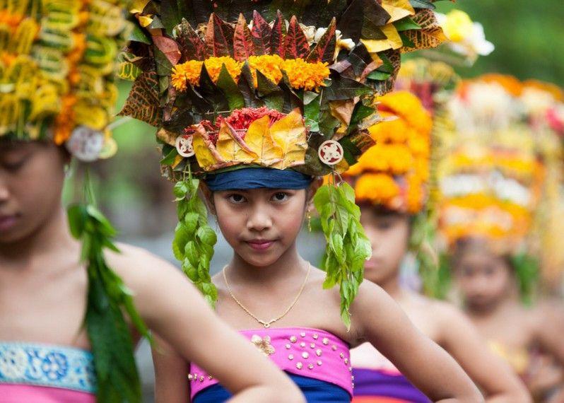 Ragazze balinesi danzano durante un rituale religioso, Bali. 
©Affendy Soeto/Shutterstock