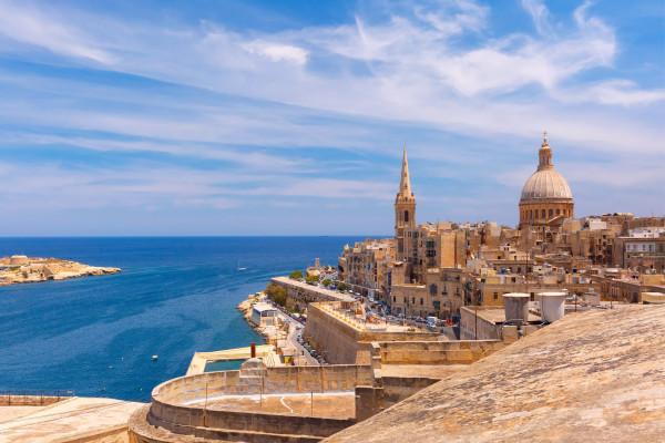 La suggestiva capitale Valletta, cinta dalle mura, Malta ©kavalenkava/Shutterstock