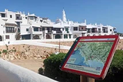 Mithilfe von Hinweisschildern findest du dich auf dem Camis de Cavalls leicht zurecht.