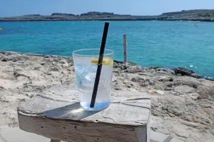 Cheers! Ein Gin Tonic mit Meerblick läutet den Urlaub auf Menorca ein – jeden Abend aufs Neue!