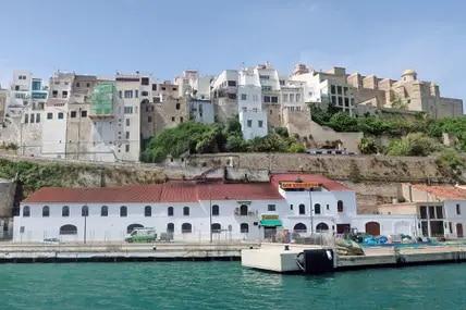 Die Destilerías Xoriguer liegt nicht nur malerisch – hier entsteht auch feinster Gin!