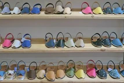 Die traditionellen Avarcas sind relativ günstig zu haben und ein perfektes Menorca-Souvenir.