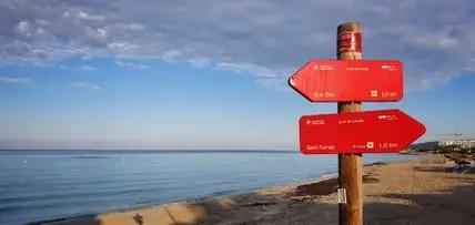 Immer den roten Schildern nach: Der Camí de Cavalls führt einmal rund um Menorca.