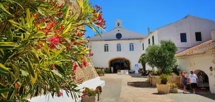 Auf dem Monte ­Toro, der mit 342 Metern ­höchsten Erhebung der Insel, bietet sich nicht nur ein Panoramablick, hier steht auch das Kloster Verge del Toro.