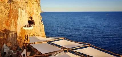 Wo Menorca auf Ibiza macht: Der Club Cova d’en Xoroi ist in einer Höhle an der Steilküste von Cala en Porter untergebracht.