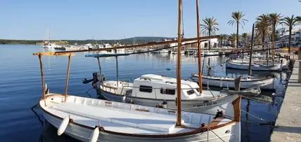 Wer nicht wandern will, findet in ­kleinen Küstenorten wie Fornells im Norden Menorcas Abwechslung.