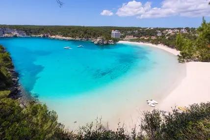 Sommer, Sonne, Strand: Auf Menorca erwartet dich Wetter aus dem Bilderbuch.
