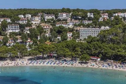 Blick auf die Cala Galdana, das Mittelmeer und viele Hotels auf Menorca.