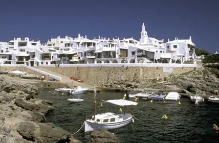 Ein Fischerdorf wie aus dem Bilderbuch: Binibequer Vell auf Menorca.