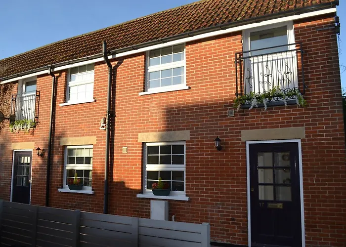 Top Hotels Near Frinton-on-Sea for Beach Vacations