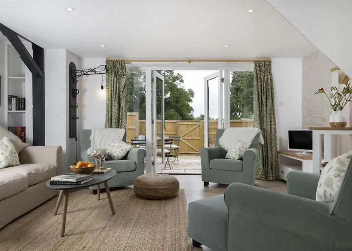 Top Nailsworth Hotels with Refreshing Pools