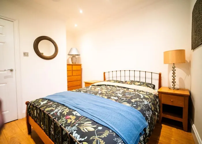 Top Hotels Near Croydon Purley Oaks Station