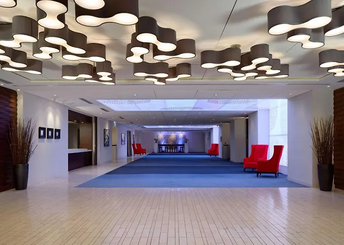 Hotel with Outdoor Pool Montreal