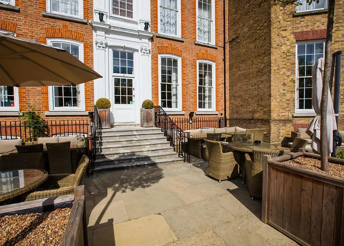 Best Hotels at Richmond for Comfort & Relaxation