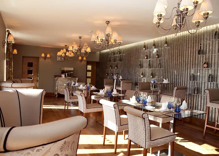 Top hotels with pools in Cheltenham